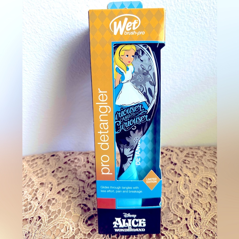 NIB Disney Alice in Wonderland Wet Brush Pro Detangler – Limited Edition 2025